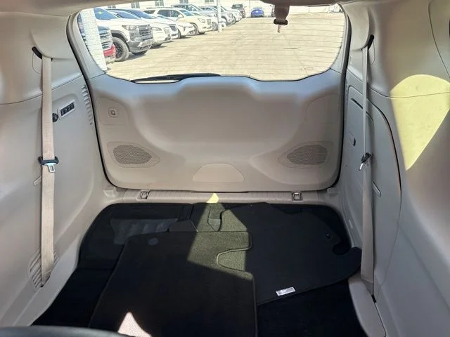 Used 2018 Black Chrysler Limited image 26
