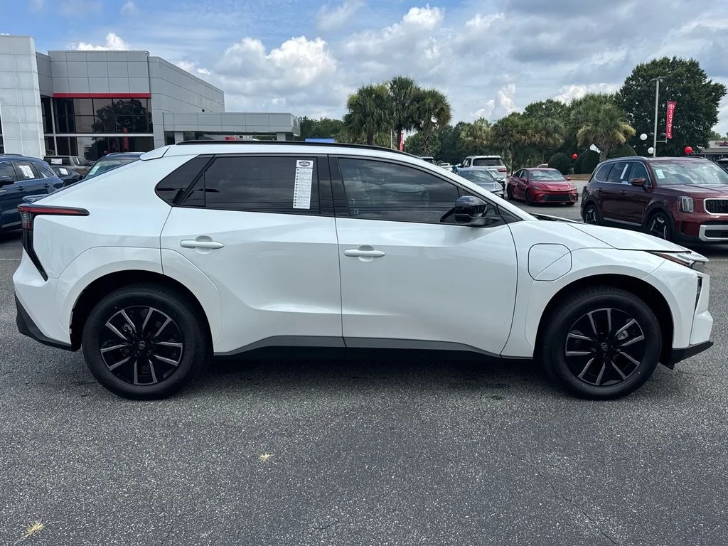 New 2026 Wind Chill Pearl Toyota XLE image 2