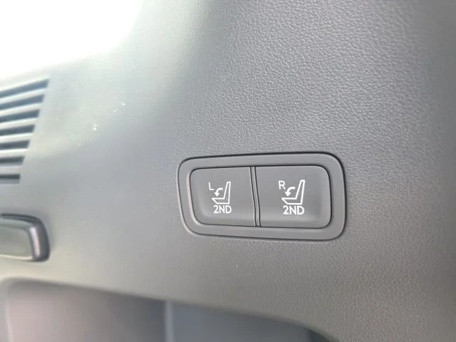 Used 2025 Silver Hyundai SE image 35