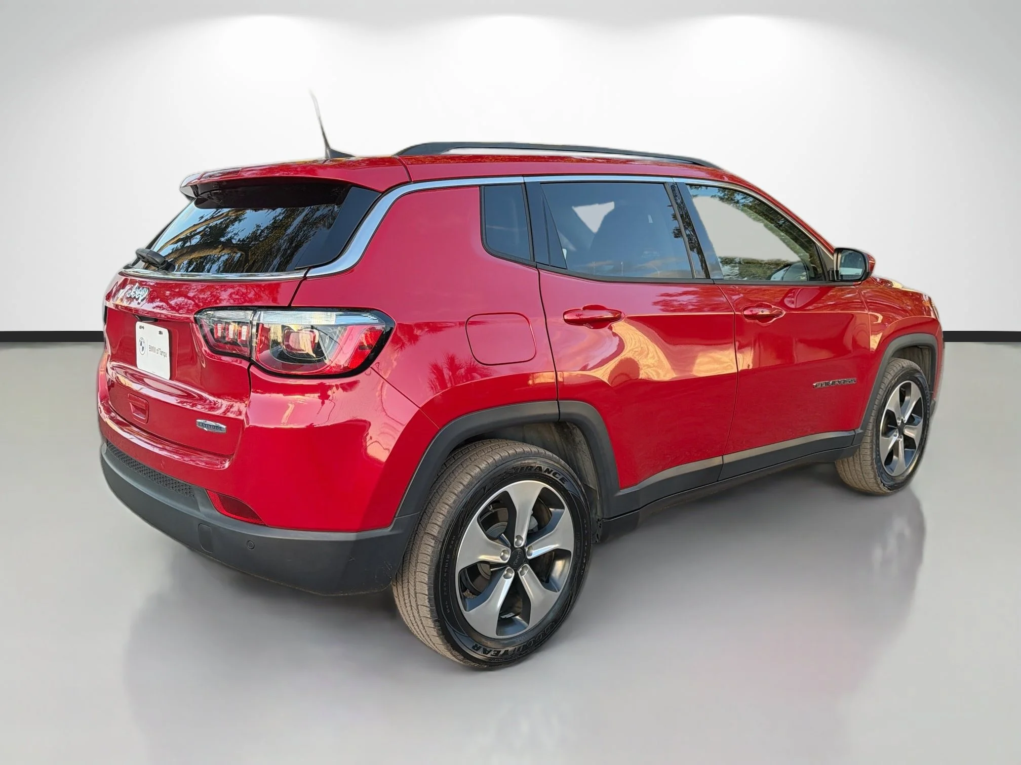 Used 2018 Redline Pearlcoat Jeep Latitude image 3