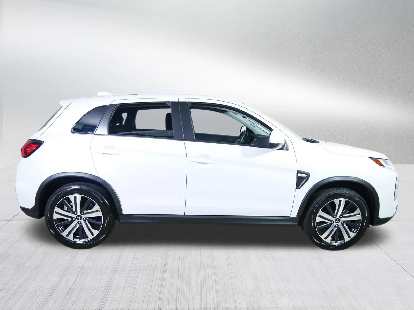 Used 2025 White Diamond Mitsubishi ES image 8