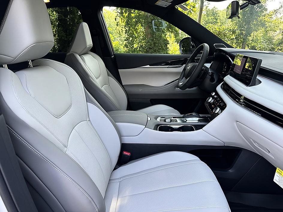 New 2027 Radiant White/Black Obsidian INFINITI SPORT image 21