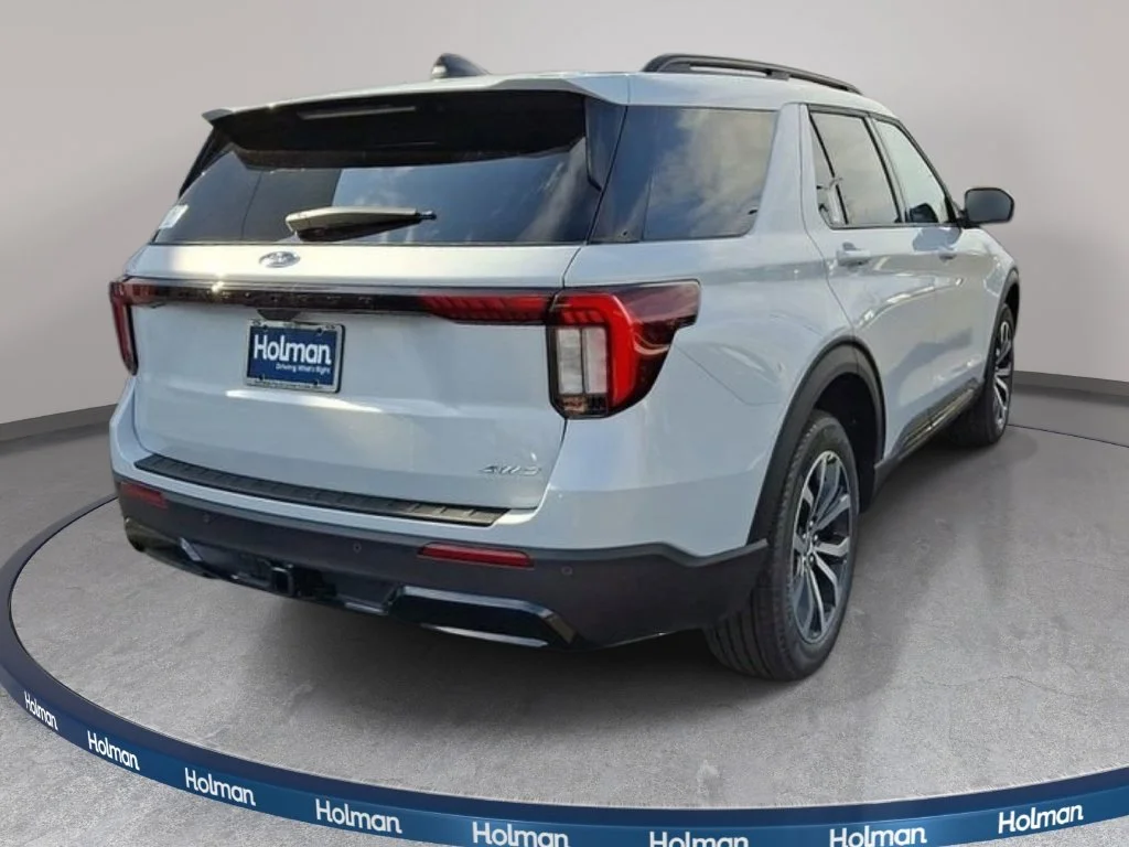 New 2026 Space White Metallic Ford ST-Line image 4