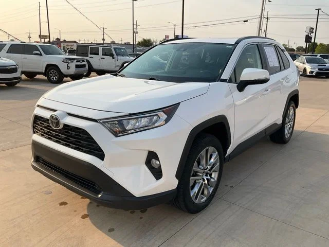Used 2019 White Toyota XLE Premium image 35