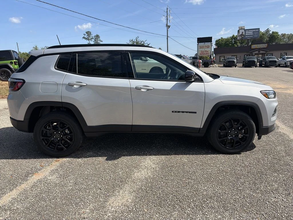 New 2026 Silver Zynith Metallic Clear-Coat Exterior Paint Jeep Latitude image 7