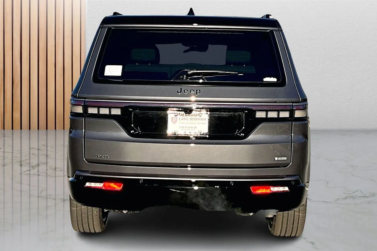 New 2026 Baltic-Gray Metallic Clear-Coat Exterior Paint Jeep Summit Obsidian image 8