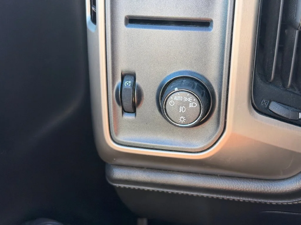 Used 2018 White GMC Denali image 25