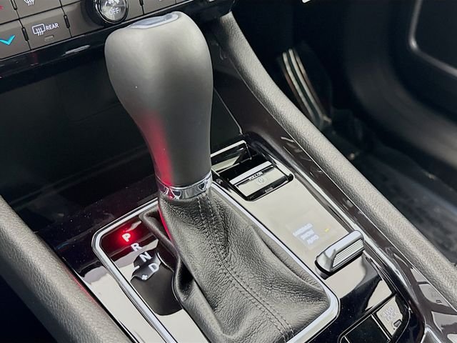 New 2026 Diamond Black Crystal Pearl-Coat Exterior Paint Jeep Latitude image 16