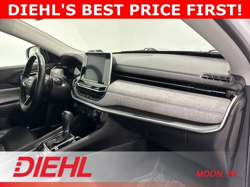 Used 2022 White Jeep Latitude image 15