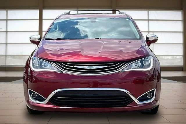 Used 2018 Red Chrysler Limited image 3