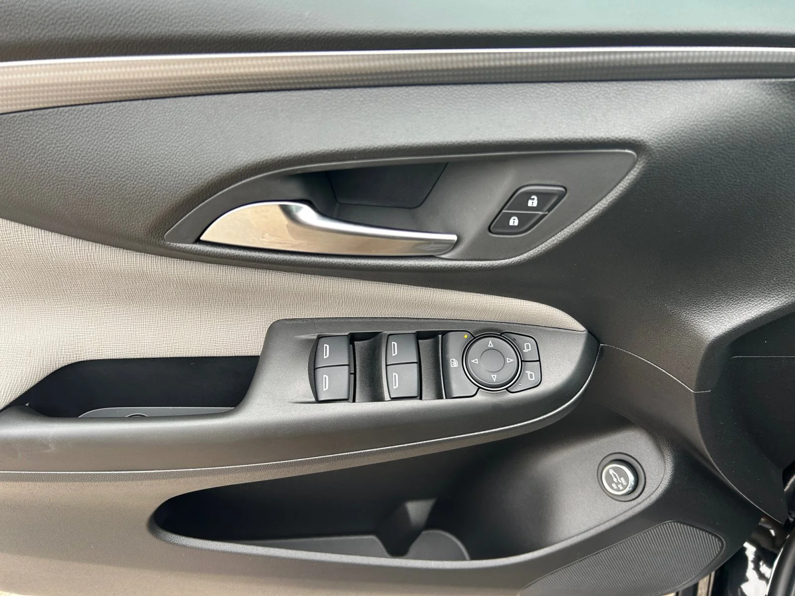 New 2026 Ebony Twilight Metallic Buick Avenir image 17