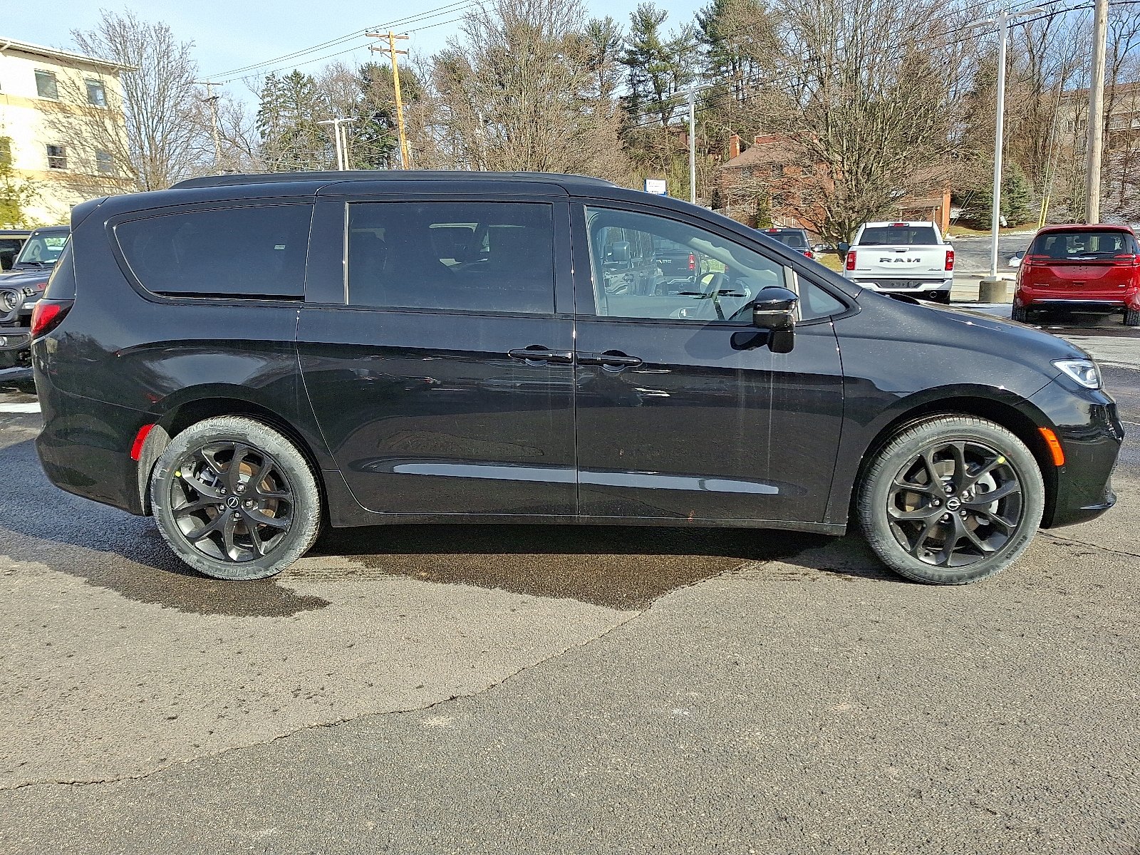 New 2026 Diamond Black Crystal Pearl-Coat Exterior Paint Chrysler Limited AWD image 7