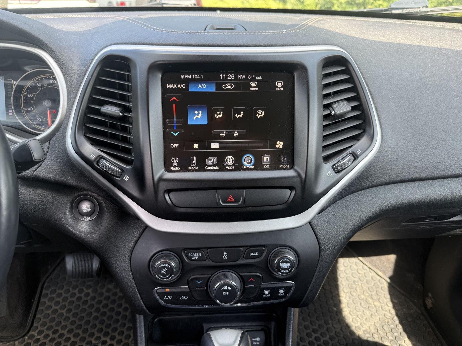 Used 2018 Diamond Black Crystal Pearlcoat Jeep Latitude Plus image 7