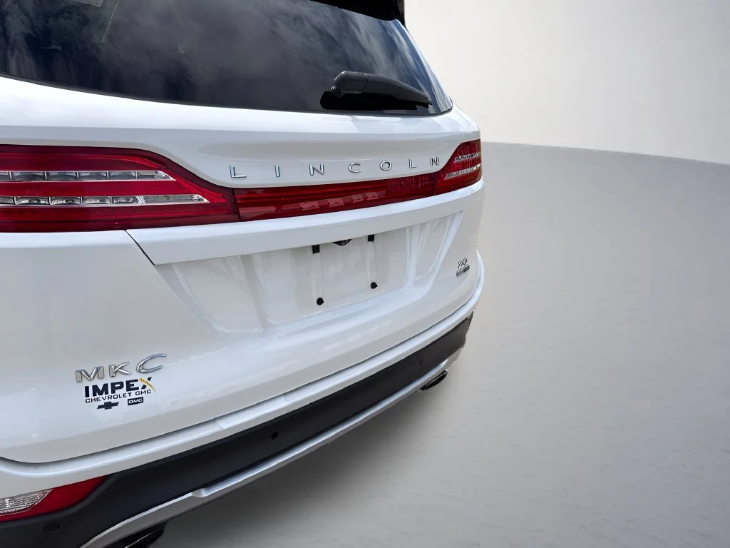 Used 2015 White Lincoln Base image 33