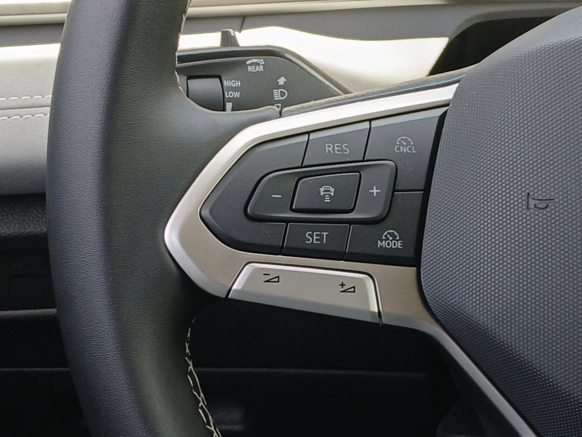 New 2026 Platinum Gray Metallic Volkswagen 2.0T SE image 9