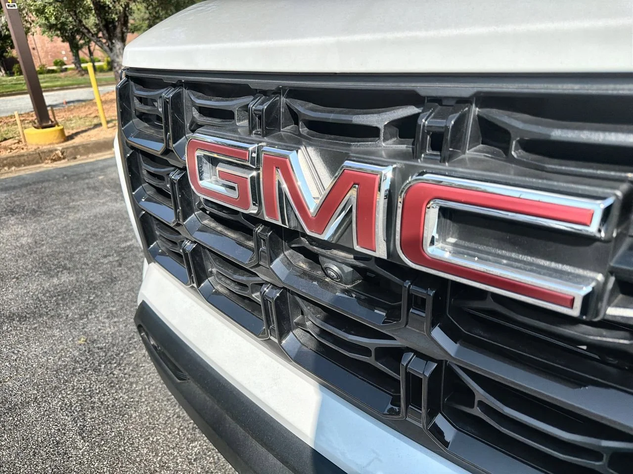 Used 2025 Summit White GMC Elevation image 26