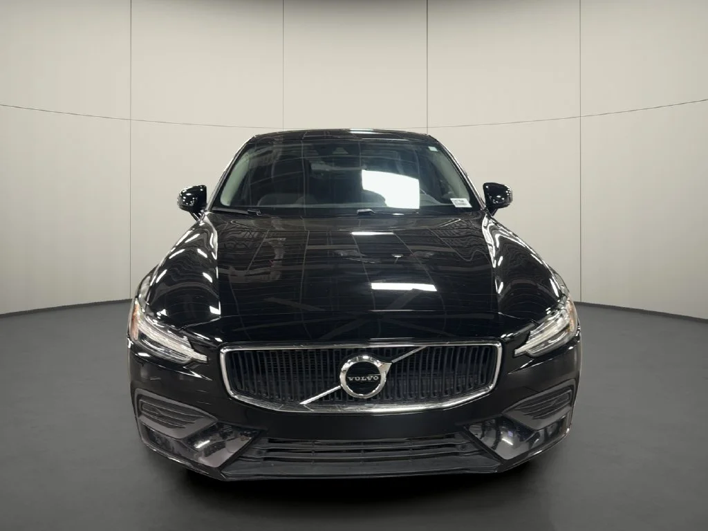 Used 2019 Black Volvo T6 Momentum image 2