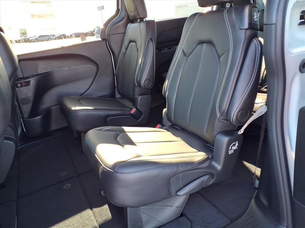 2026 Chrysler Pacifica photo 4