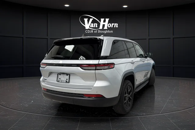 Used 2024 Silver Jeep Altitude X image 7
