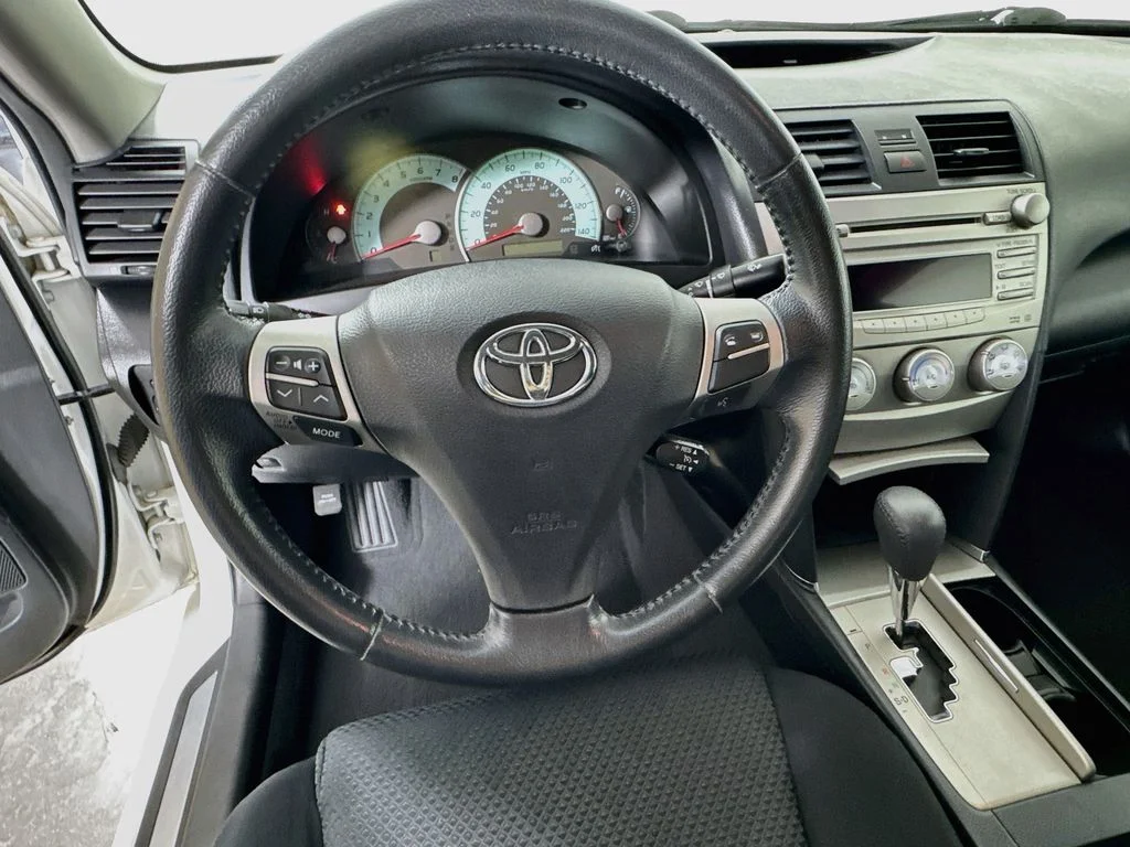 Used 2010 White Toyota LE image 11