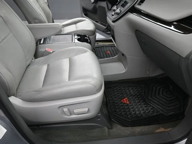Used 2018 Silver Toyota XLE image 23
