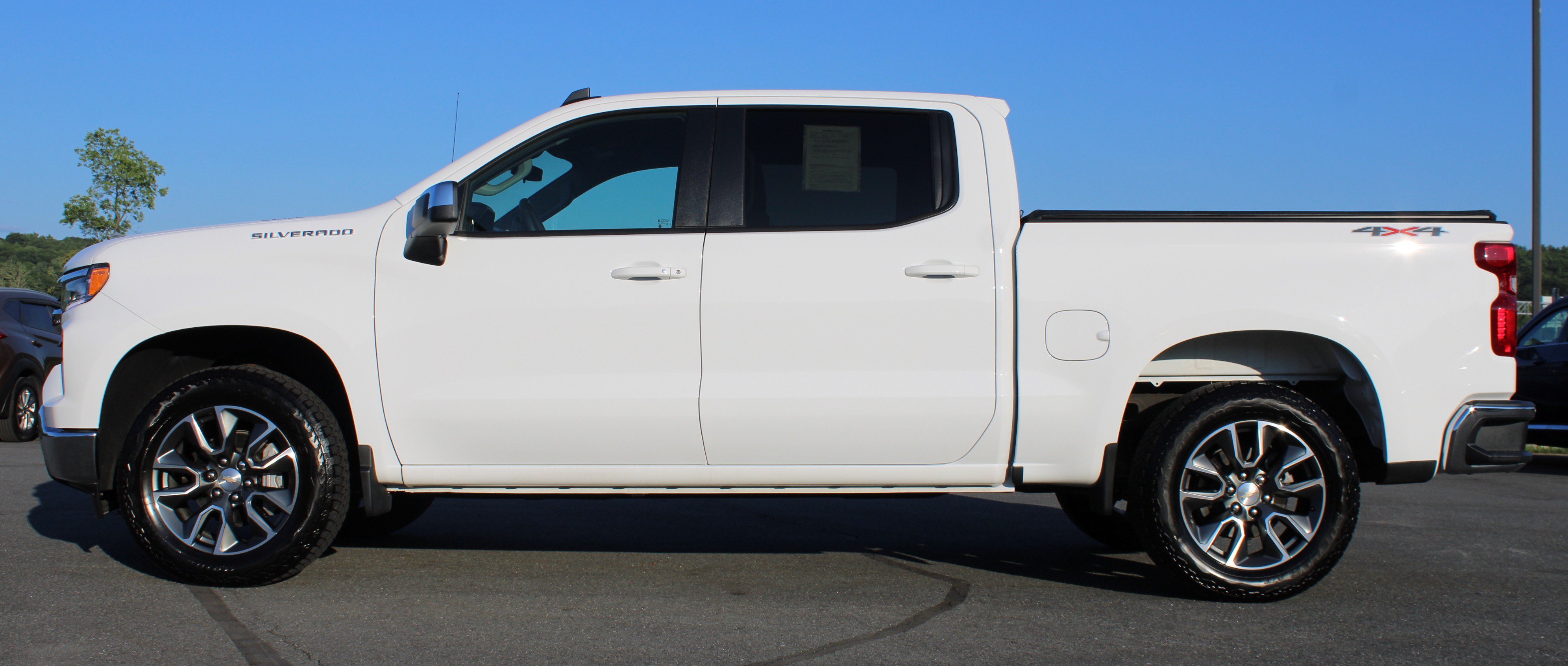 Used 2024 Summit White Chevrolet LT image 12