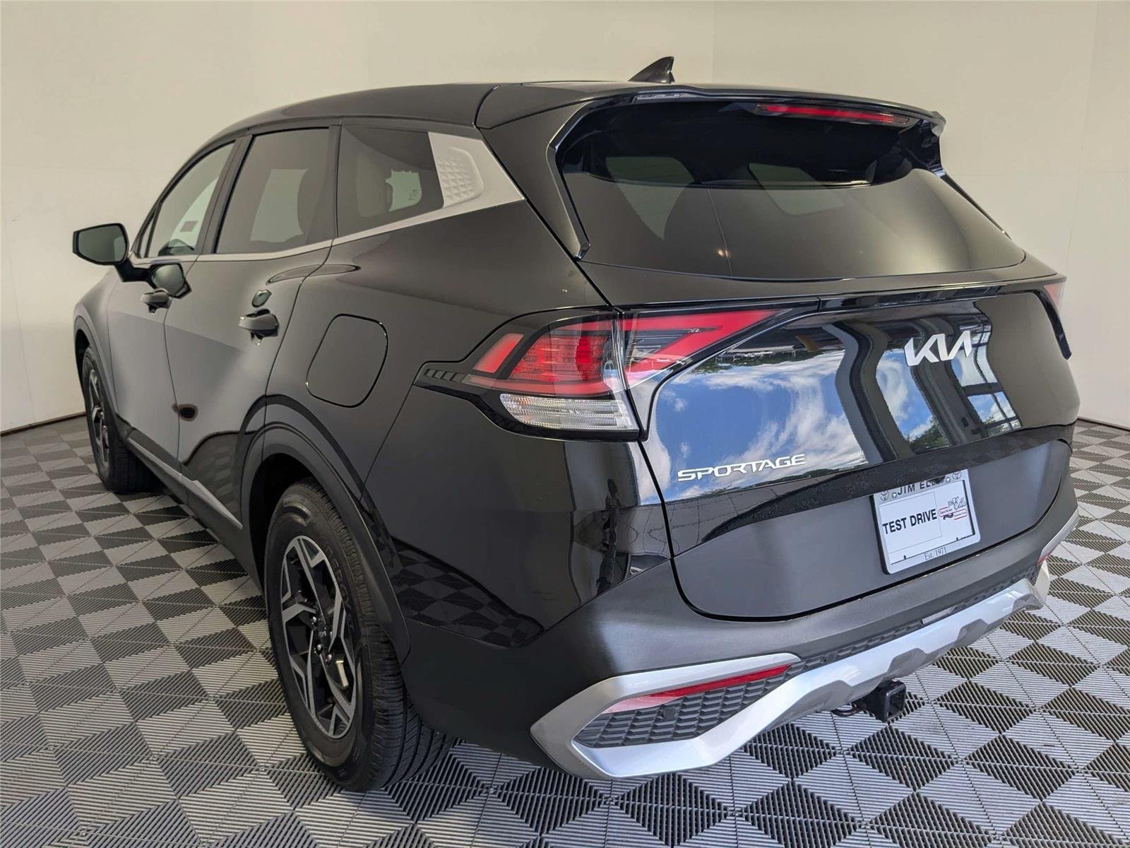 Used 2024 Fusion Black Kia LX image 9