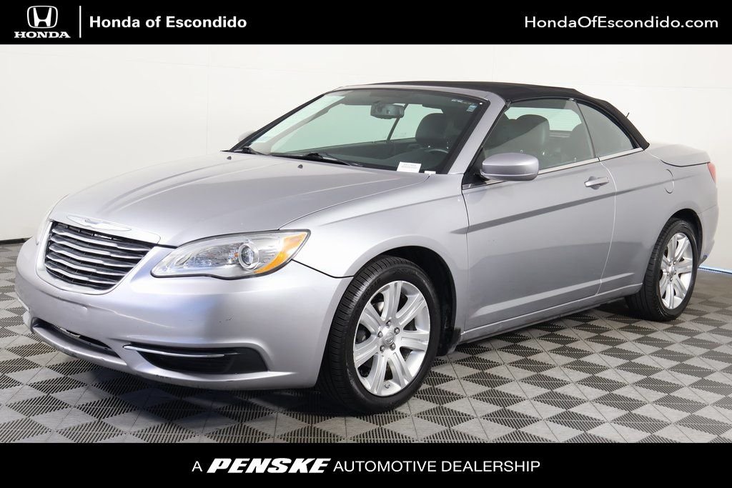 2014 Chrysler 200 Touring Convertible's photo