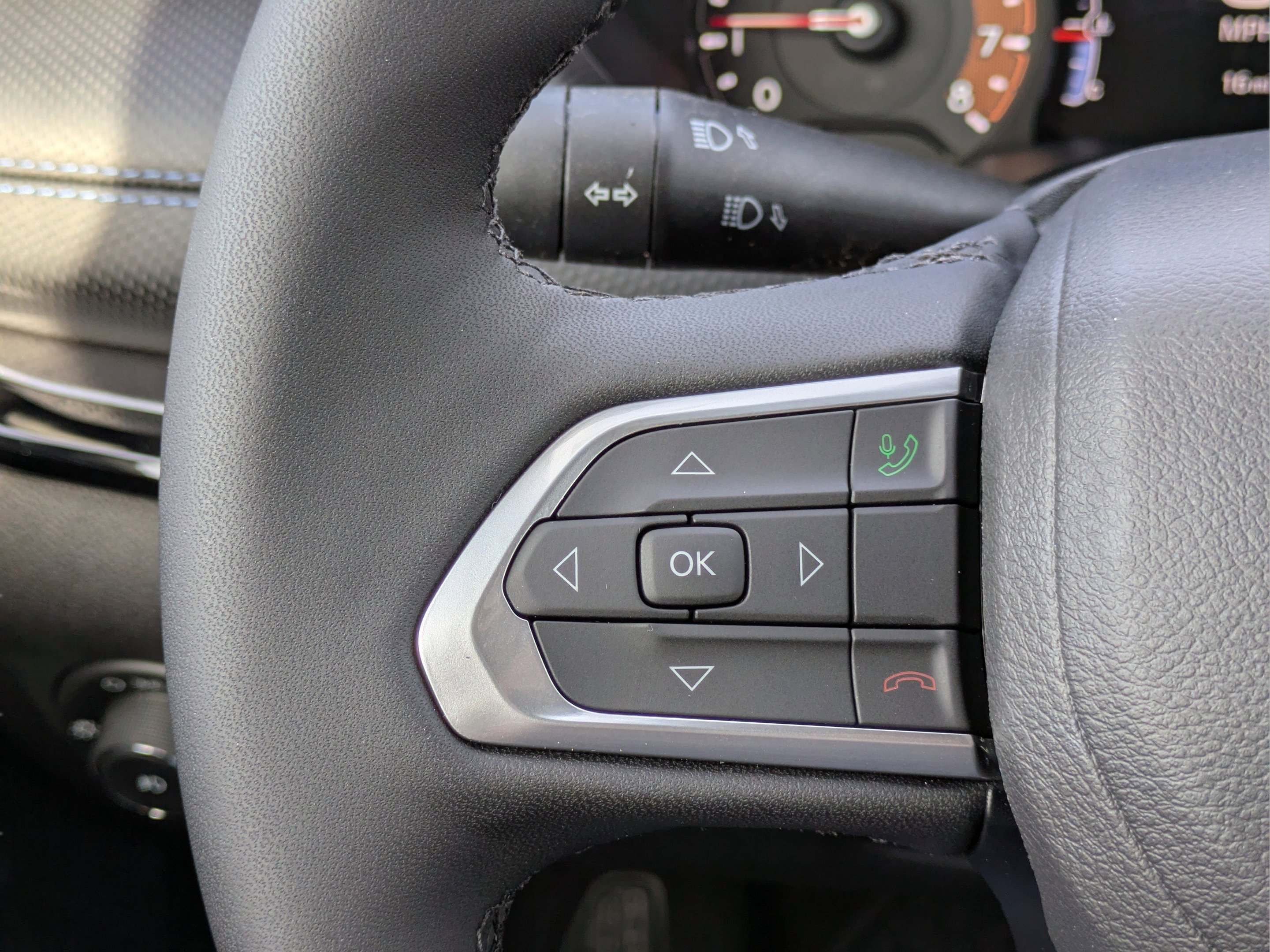 New 2026 Bright White Clearcoat Jeep Latitude Altitude image 28