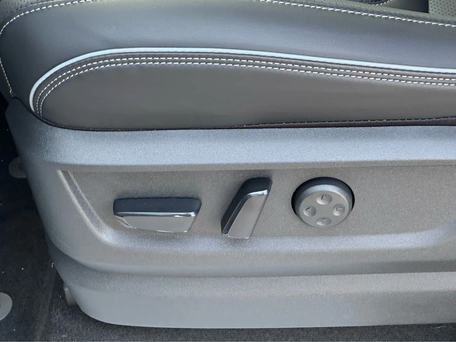 New 2026 RADIANT WHITE INFINITI Luxe 2WD image 17