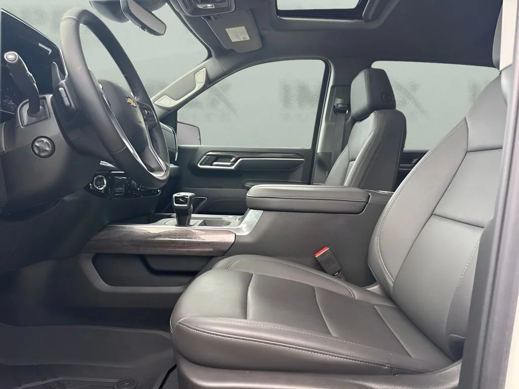 Used 2025 Summit White Chevrolet LTZ image 9