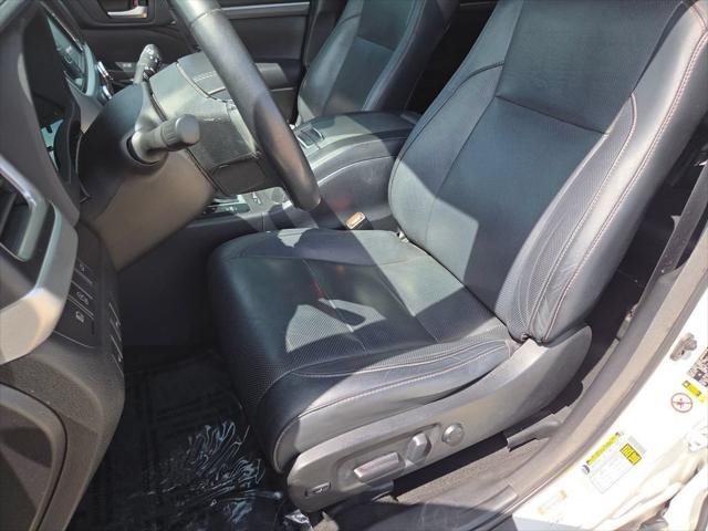 Certified Used 2018 BLIZZARD PEARL Toyota  image 8