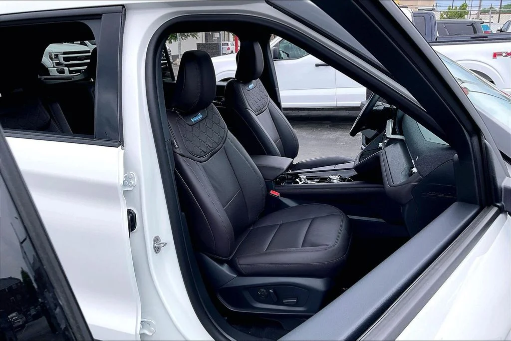 New 2026 Star White Metallic Tri-Coat Ford Platinum™ image 6