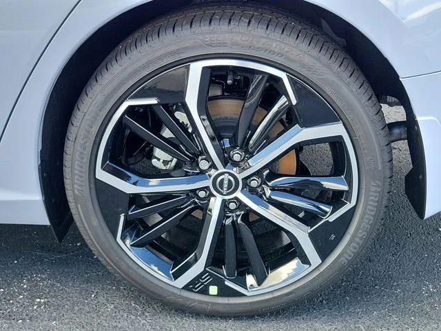 New 2026 Gray Sky Pearl / Super Black Two-tone Nissan SR image 9