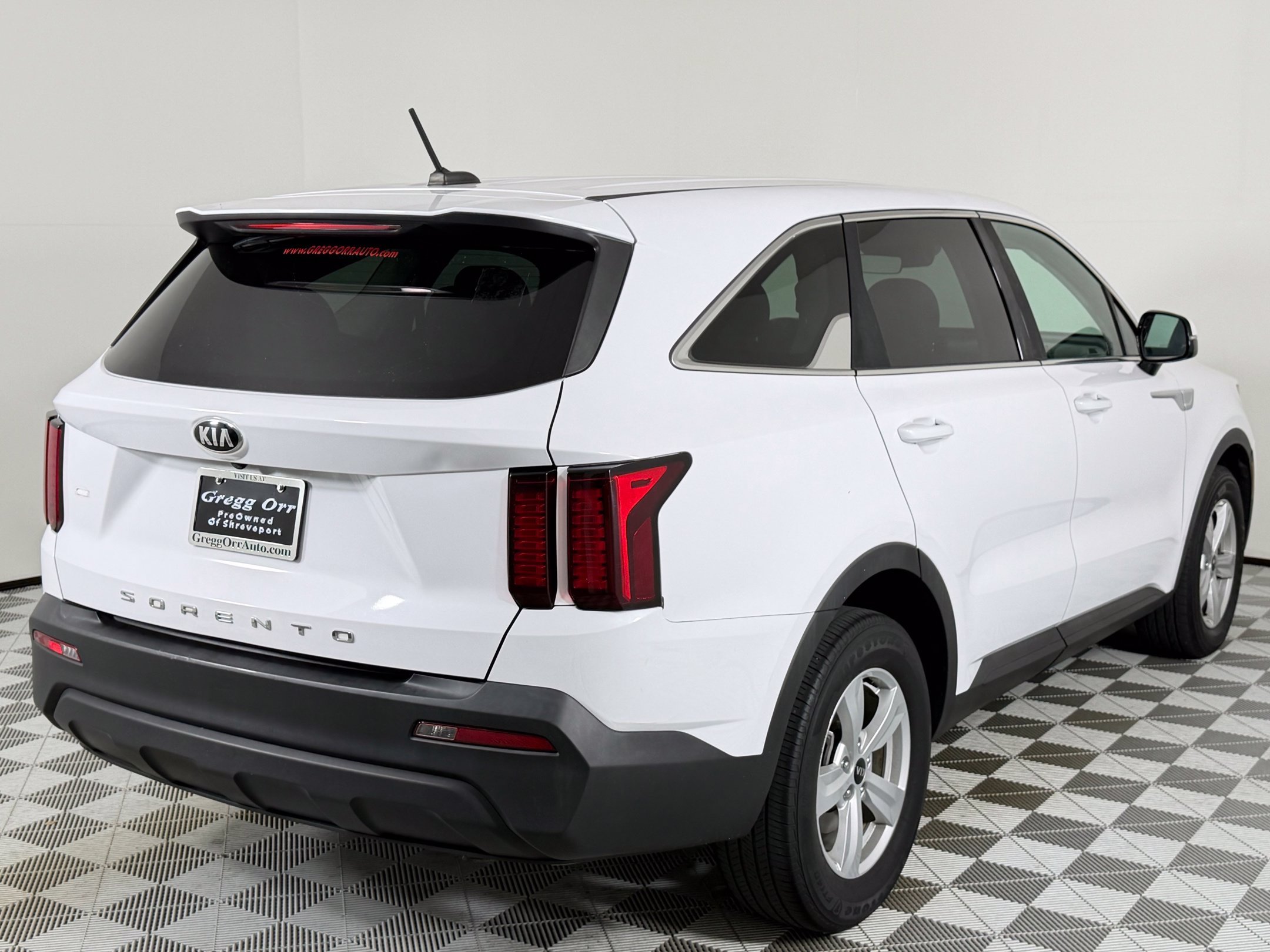 Used 2021 Glacial White Pearl Kia LX image 8