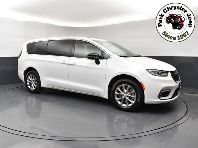 2026 Chrysler Pacifica Select AWD's photo