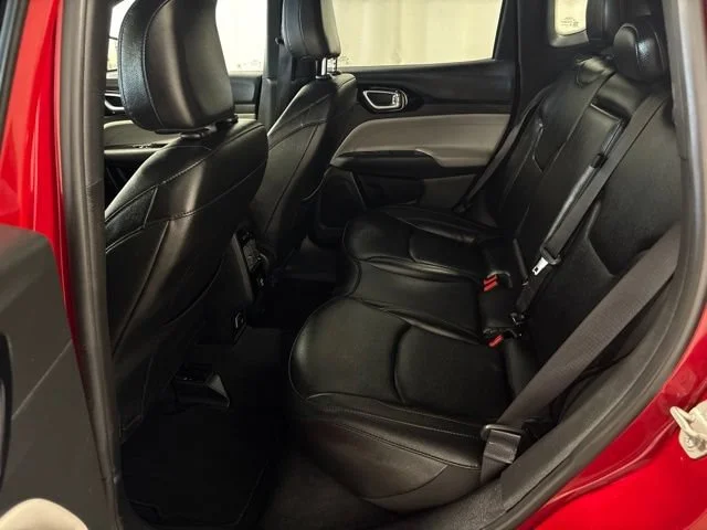 Used 2024  Jeep Limited image 35