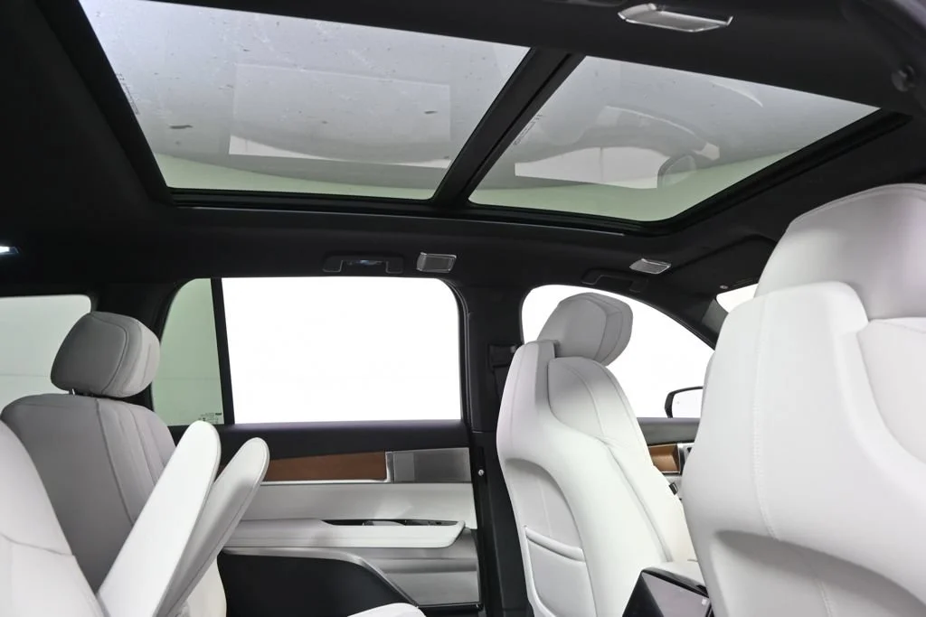 2027 Cadillac VISTIQ Sport - Photo 17