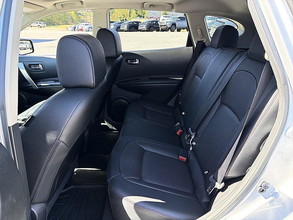 Used 2013 Brilliant Silver Nissan SL image 17