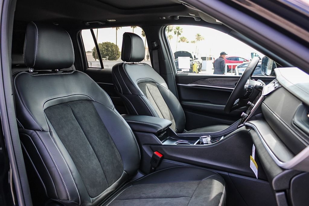 New 2026 Diamond Black Crystal Pearlcoat Jeep Altitude image 17