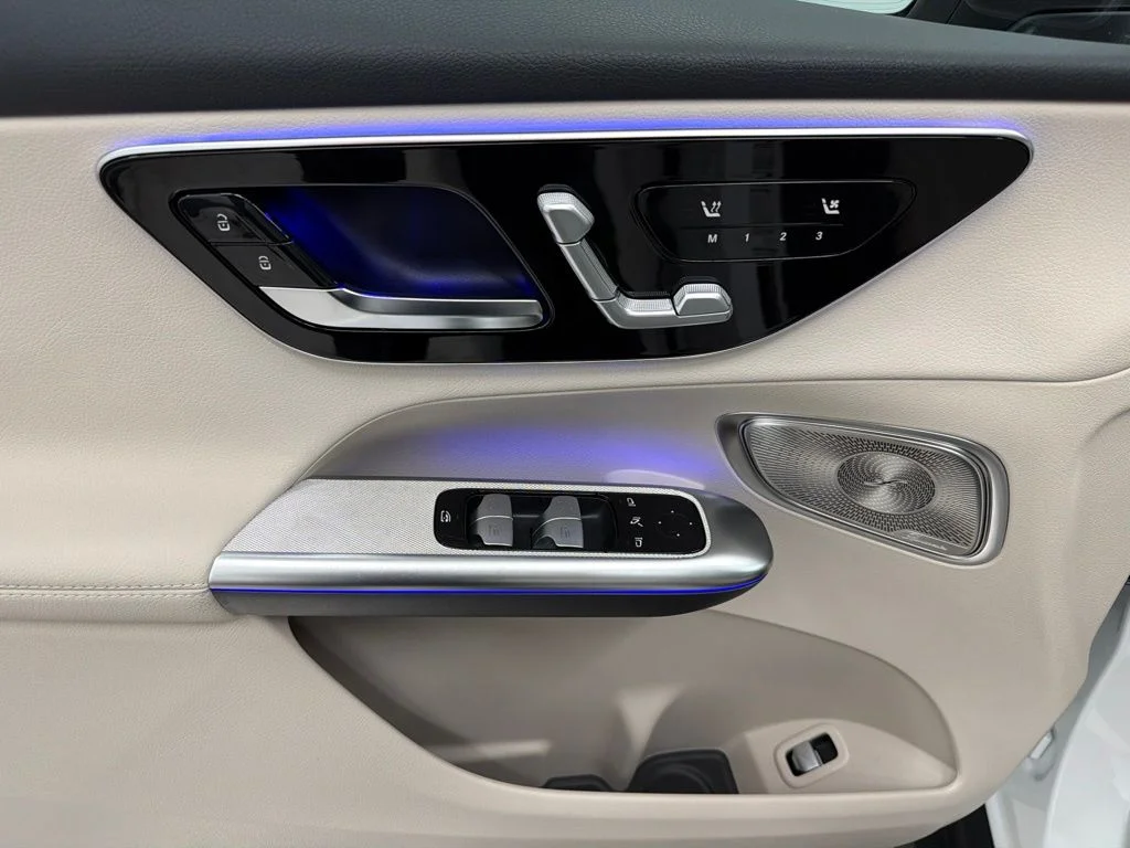 New 2027 White Mercedes-Benz GLC 300 image 20
