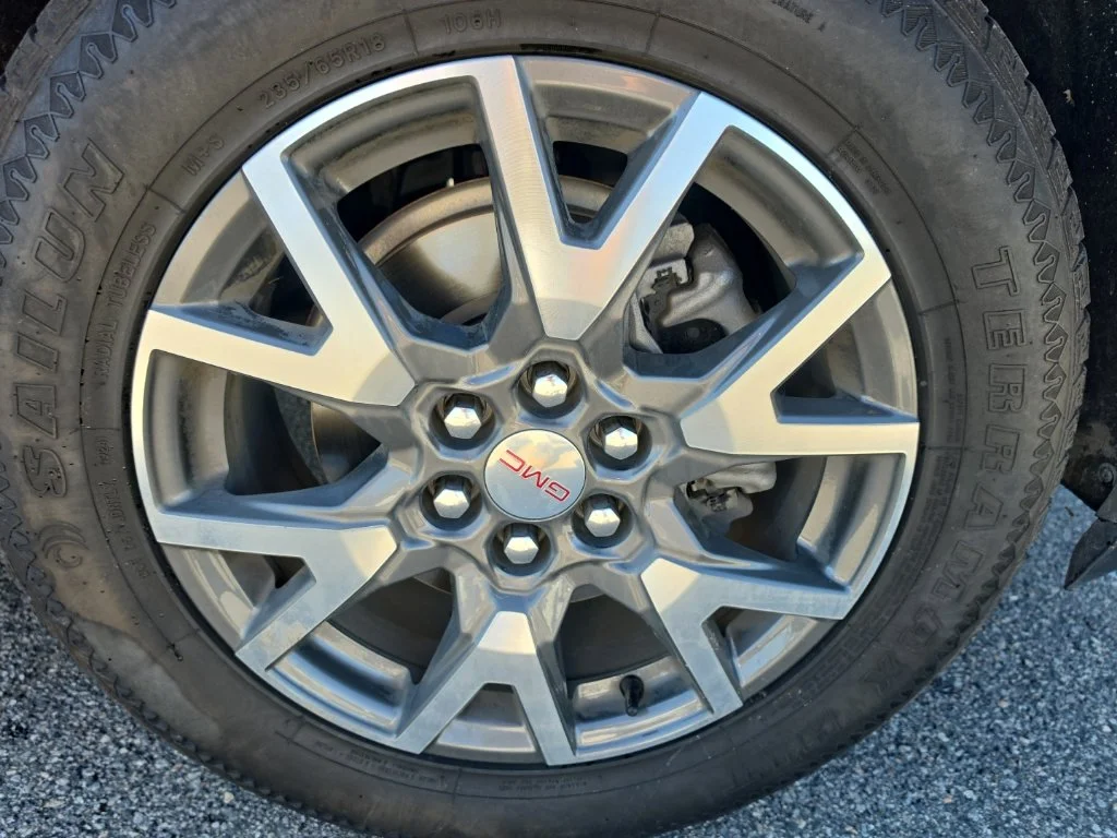 Used 2023 White GMC SLE image 9