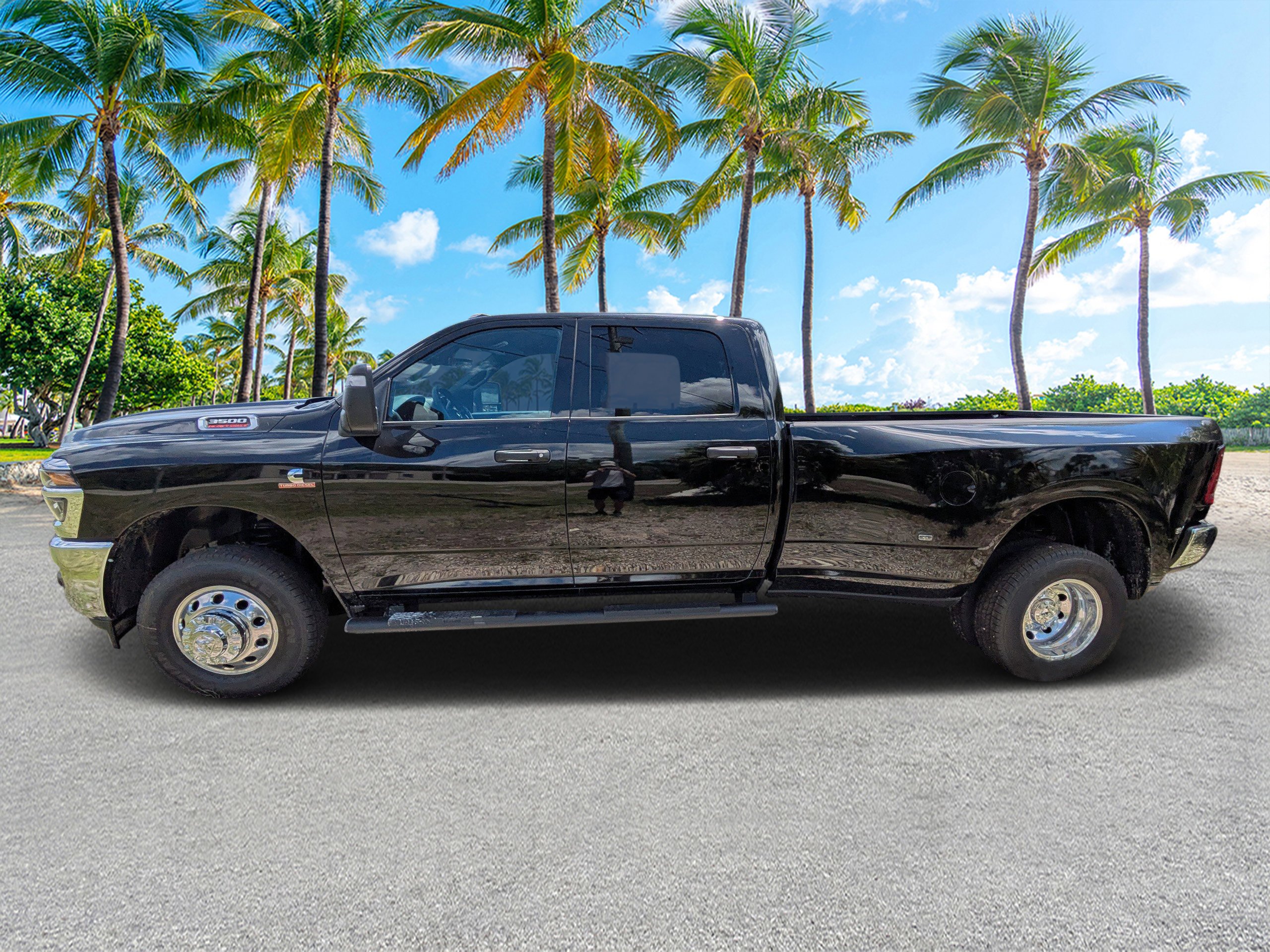 New 2026 Diamond Black Crystal Pearl-Coat Exterior Paint RAM Tradesman image 5