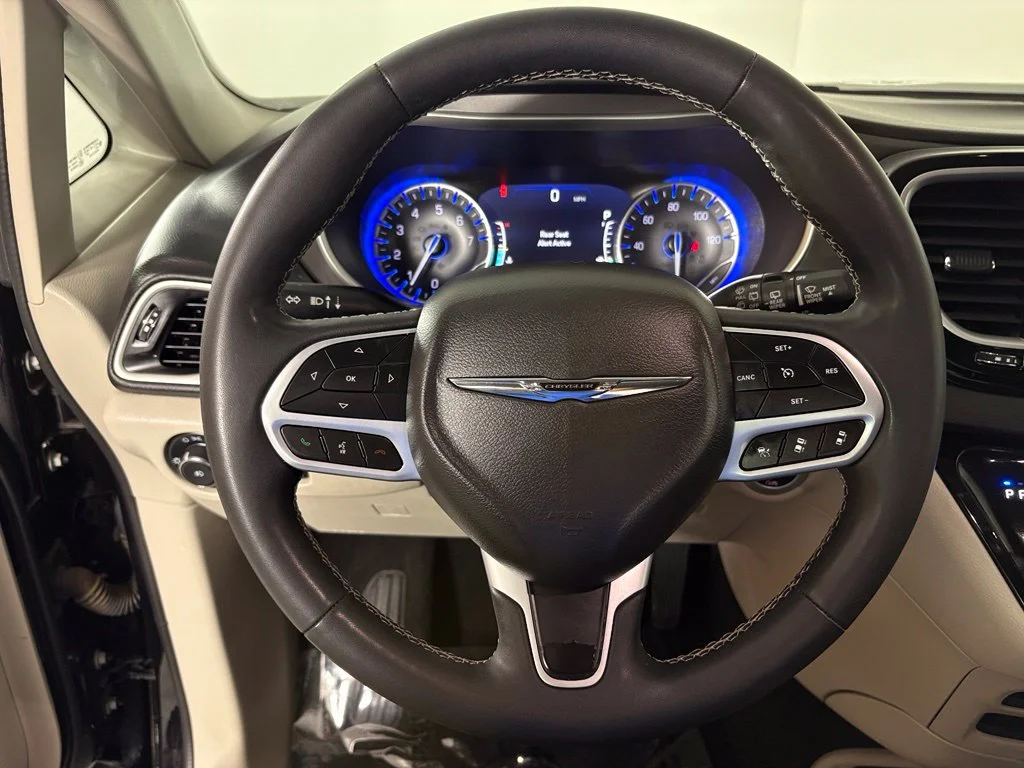 Used 2024 Black Chrysler Touring L image 19