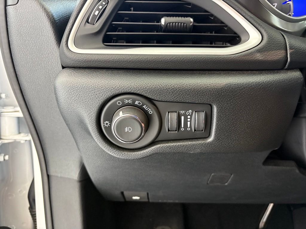 Used 2025 White Chrysler Select image 6