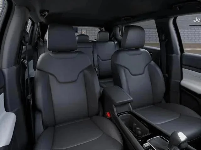 New 2026 Diamond Black Crystal Pearl-Coat Exterior Paint Jeep Limited image 9