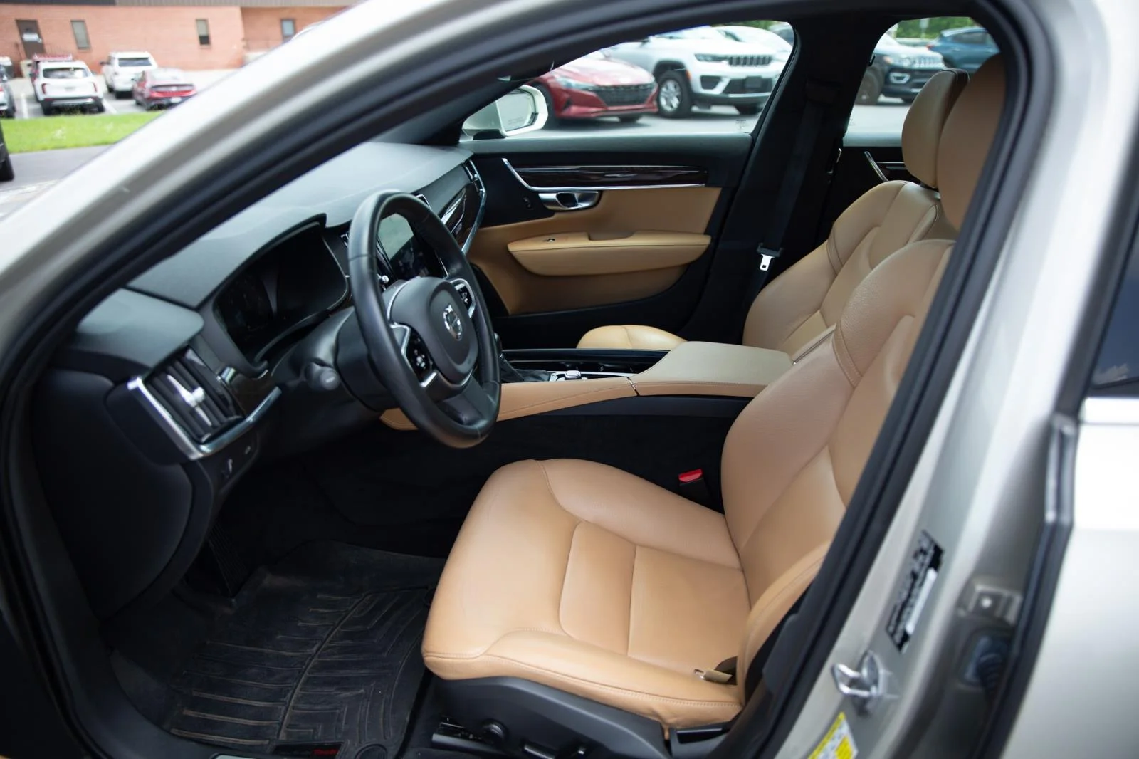 Used 2018  VOLVO  image 19