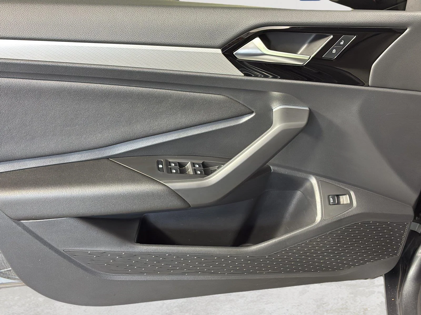 Used 2019 Platinum Gray Metallic Volkswagen R-Line image 18
