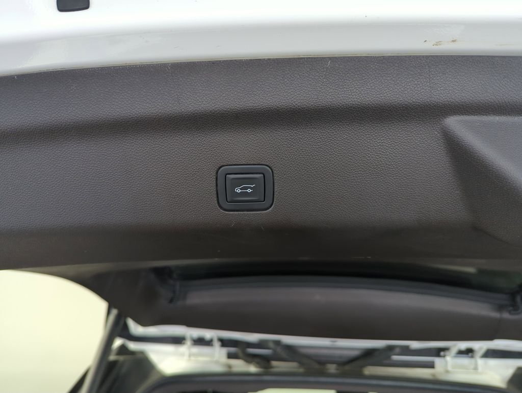 Used 2023 White GMC Denali image 31
