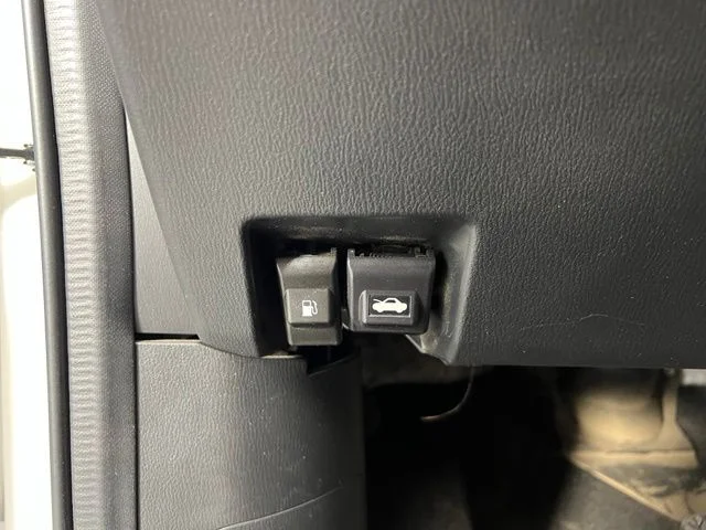 Used 2018 White Mazda Touring image 18